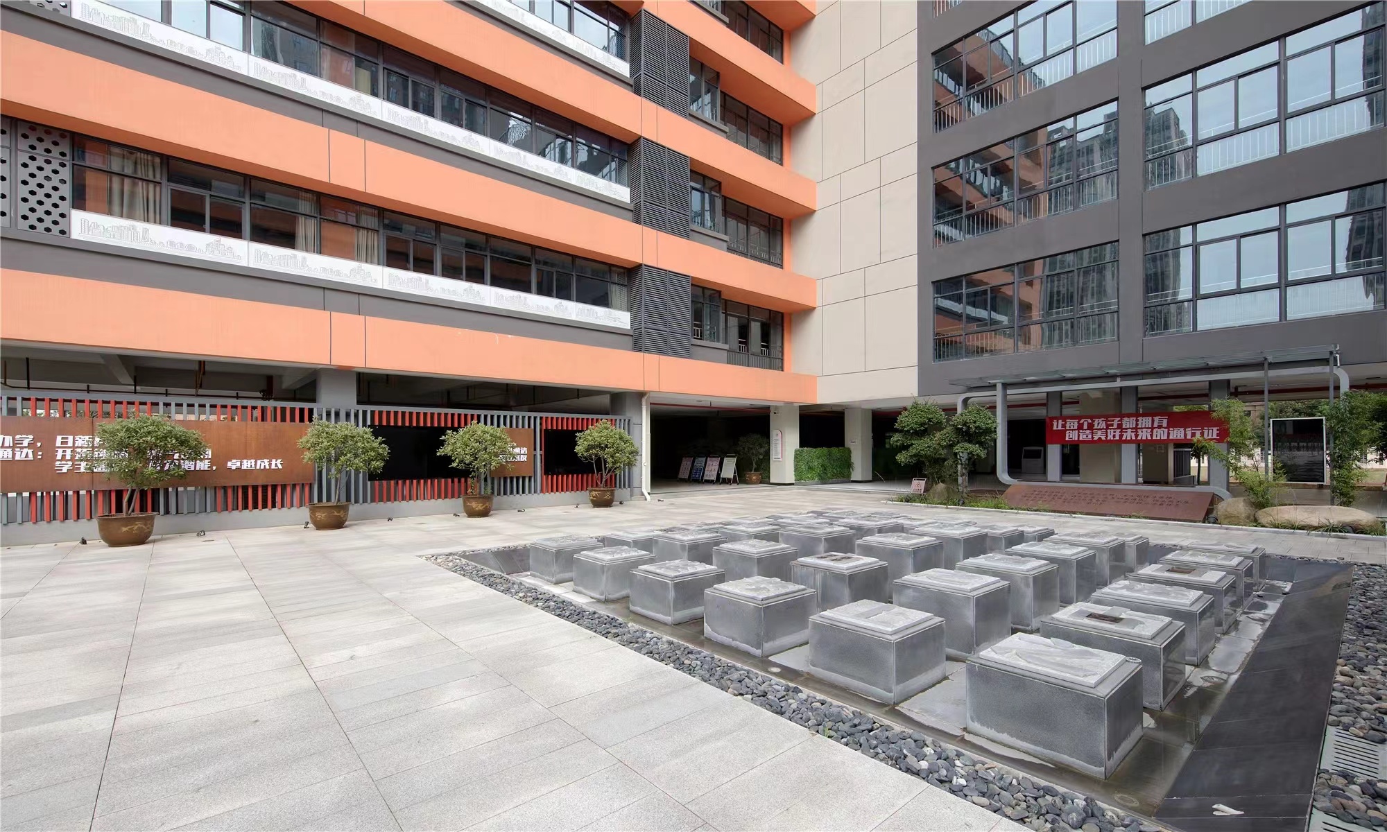 【學(xué)校案例】今泰裝飾在武漢市先后完成了與紅領(lǐng)巾學(xué)校6個校區(qū)的項目交付！(圖2)