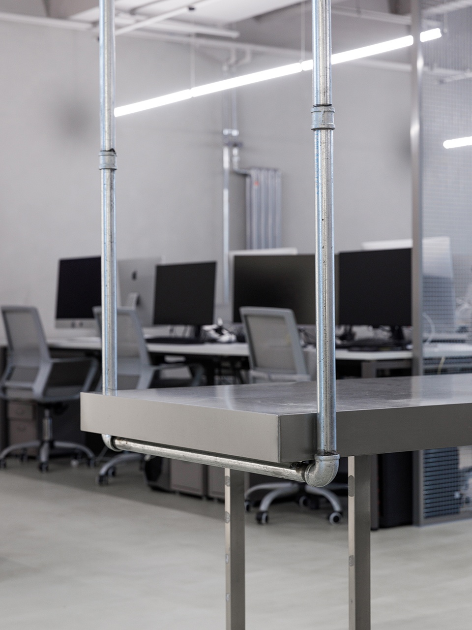 辦公室裝修設(shè)計(jì),粗狂的線條走進(jìn)工業(yè)之美！(圖3)