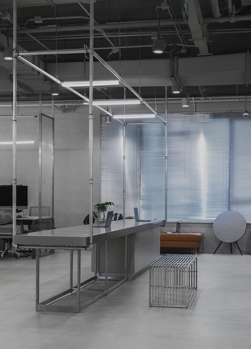 辦公室裝修設(shè)計(jì),粗狂的線條走進(jìn)工業(yè)之美！(圖5)